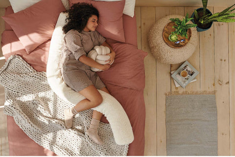 https://cdn.shopify.com/s/files/1/0064/3262/0633/files/how-to-use-a-body-pillow-for-side-sleeper_480x480.jpg?v=1662739315