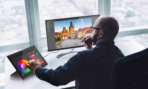 Hombre trabajando en la oficina con su monitor portátil independiente con pantalla táctil SideTrak Solo