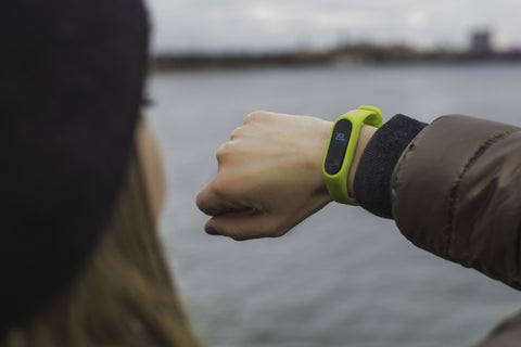 mujer mirando su reloj para ver la hora usando la técnica pomodoro para la productividad