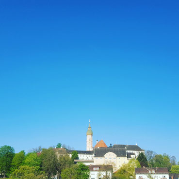 Kloster Andechs vom Besucherparkplatz und Start zum Andechs Trail