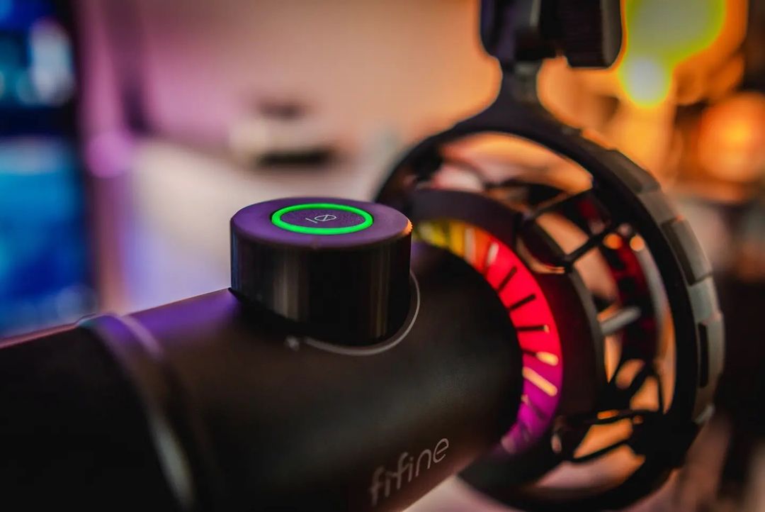 Fifine K658 USB Dynamic Mic with Shock Mount – RGB - EKD Online