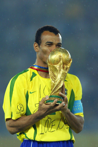 Cafu avec la coupe du monde 2002 et le maillot du Brésil