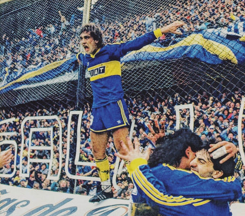 Gabriel Batistuta célébrant un but avec le maillot de Boca Juniors