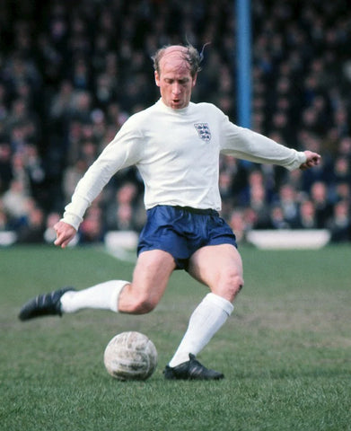 Bobby Charlton avec le maillot de l'Angleterre