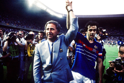 Michel Hidalgo en 1984 après la victoire des français à l'Euro, Michel Platini lui lève la main