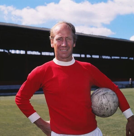 Bobby Charlton avec le maillot de Manchester United