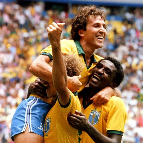 Zico avec le maillot du brésil 1982 célébrant un but