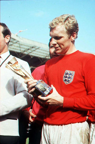 Booby Moore avec la coupe du monde de l'Angleterre 1966