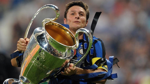 Javier Zanetti avec la ligue des champions et le maillot de l'Inter Milan