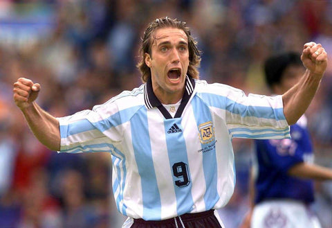 Gabriel Batistuta avec le maillot de football de l'Argentine