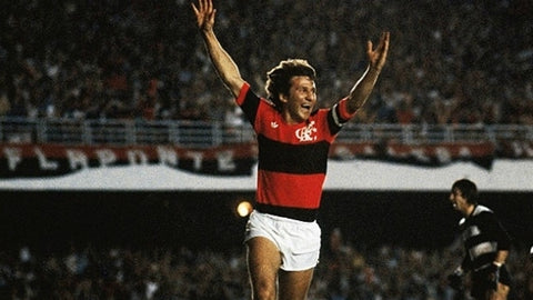 Zico avec le maillot de Flamengo célébrant un but