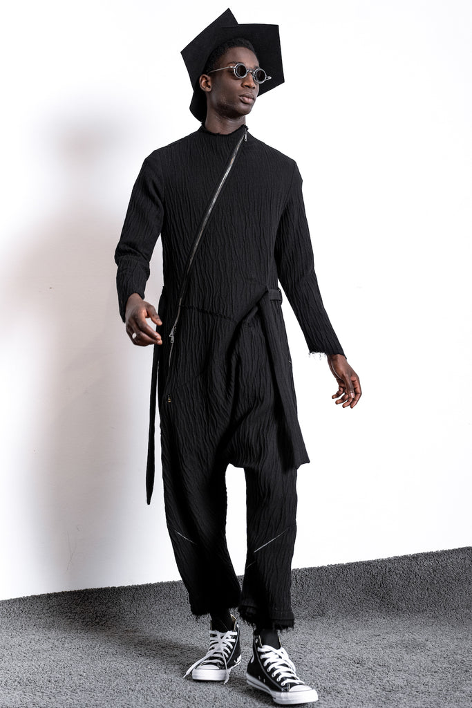 Fancy jumpsuit with harem pants for women and men in black. Mallarme in the stubborn wien online shop and fashion store for black avant-garde fashion. Express delivery worldwide