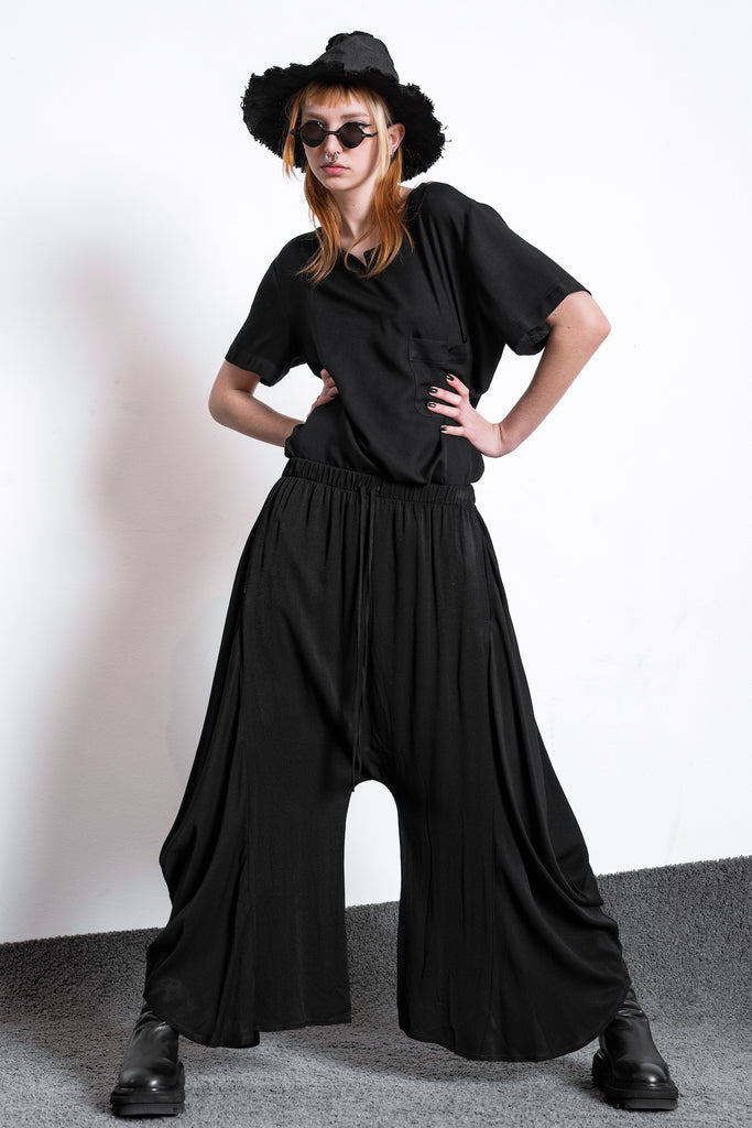 Elegante schwarze Haremshose mit weitem Bein für Damen. Averroes im Online Shop von eigensinnig wien entdecken. Modegeschäft für schwarze Avantgarde Mode für Damen und Herren. Expresslieferung weltweit.