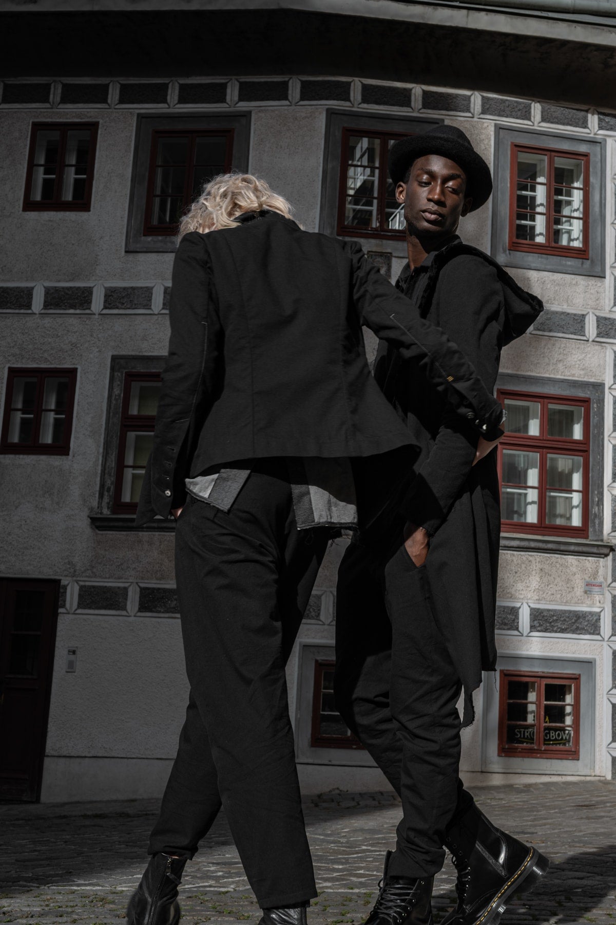 A woman and a man in Dark Academia style on a historic square in front of eigensinnig wien