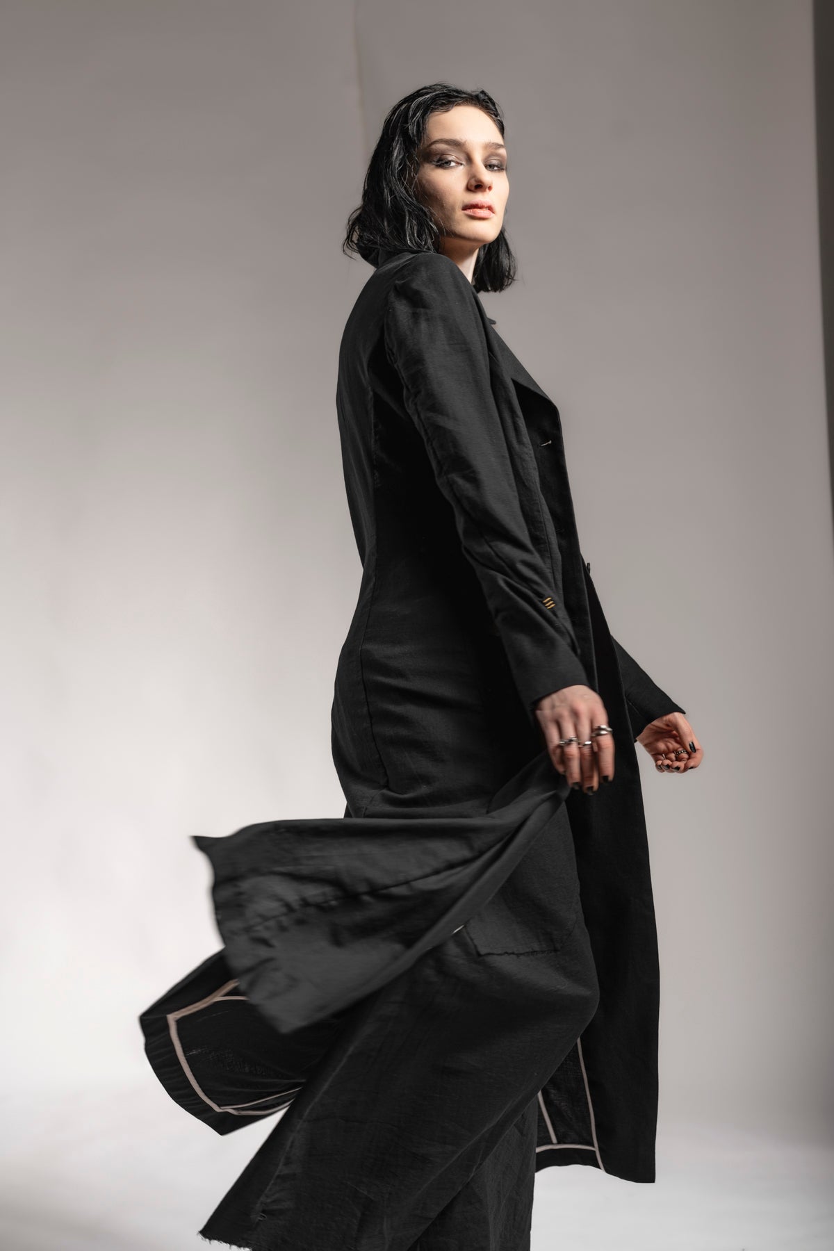 Dark Avantgarde Mode für Damen und Herren im eigensinnig wien