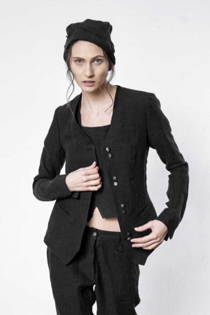 The linen blazer for women: versatile