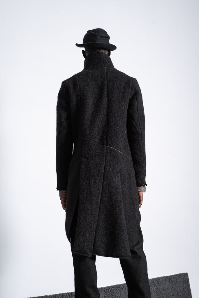 The black coat for men in the stubborn wien online shop