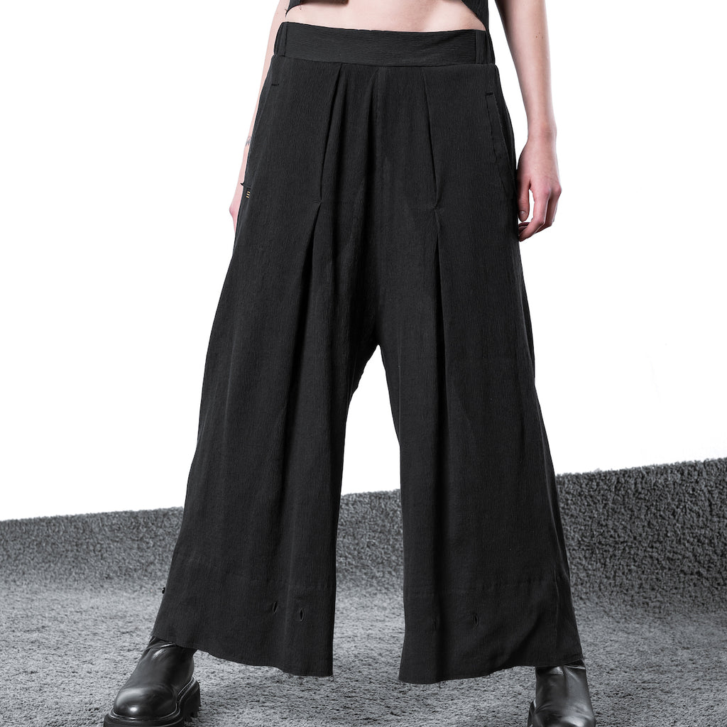 Unique designer harem pants for men and black pleated pants for women. Zephyr online at eigensinnig wien. Fashion shop for black avant-garde fashion. express delivery