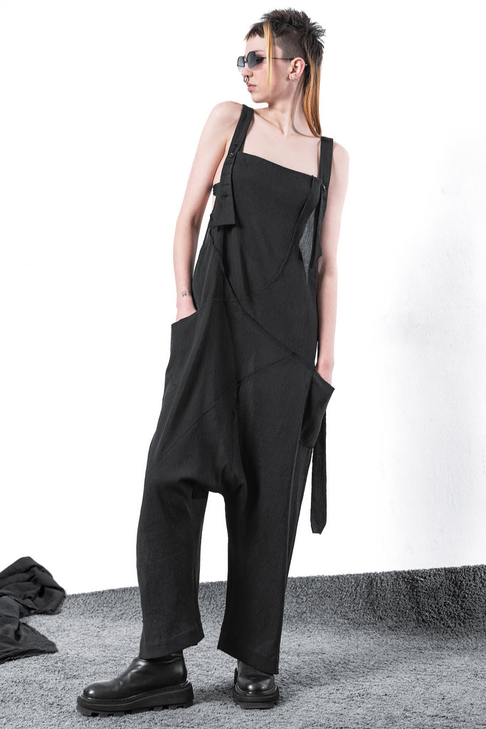 Extravagant jumpsuit with harem pants and low crotch in black for men and women. Rilke in the online shop of eigensinnig wien. Avant-garde fashion for men and women. Express delivery worldwide