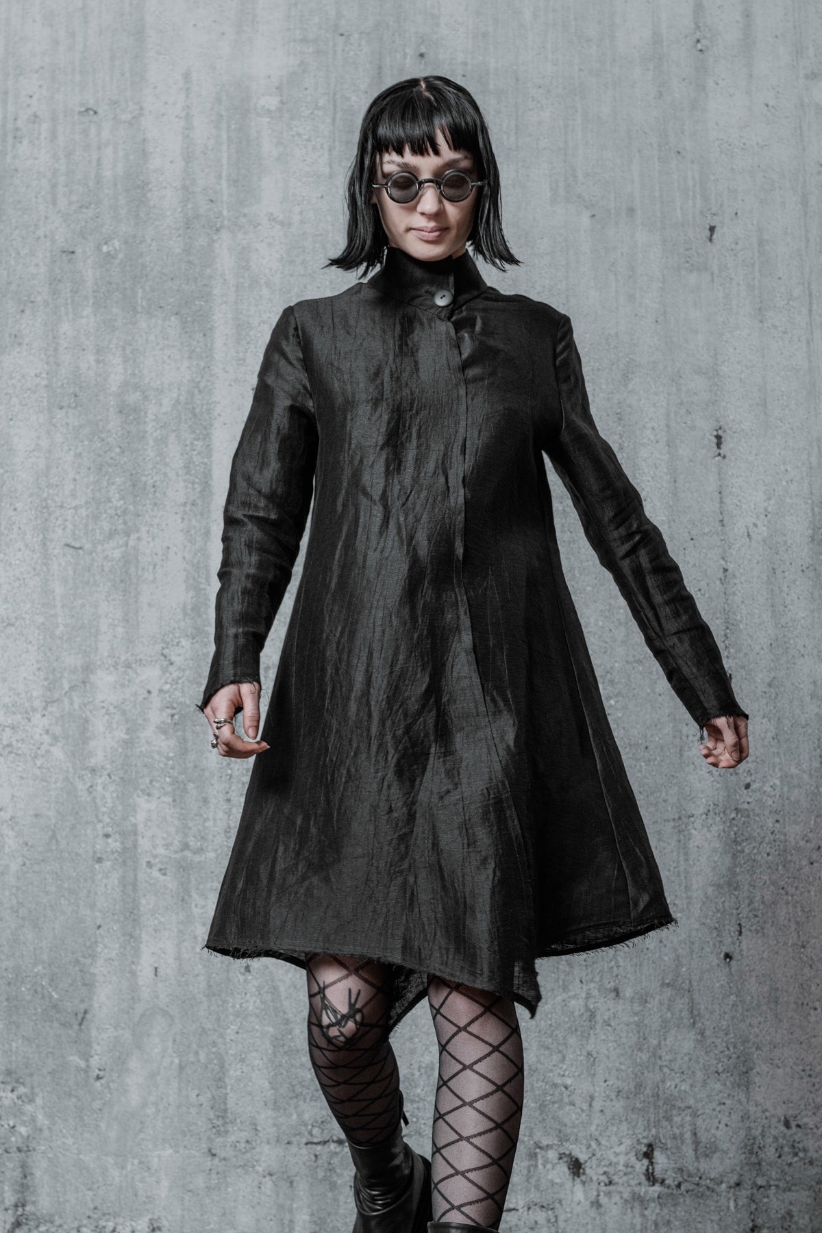 Eine Frau in einem schwarzen Kleid im Gothic Style von eigensinnig wien
