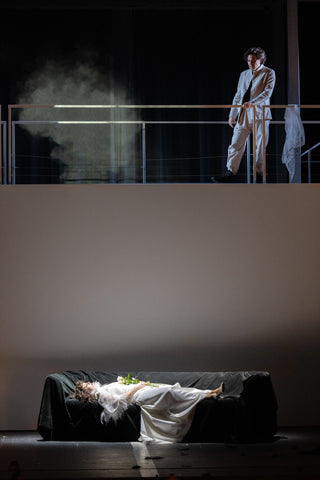 Tenor Julien Behr als Roméo in seinem massgeschneiderten Leinen Anzug von eigensinnig wien
