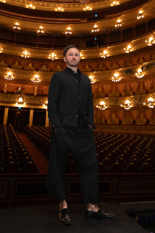 Opera singer Rafael Fingerlos in his custom-made Avant-garde All Black suit by eigensinnig wien