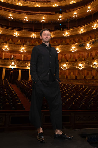 Opernsänger Rafael Fingerlos in seinem maßgeschneiderten Anzug von eigensinnig wien