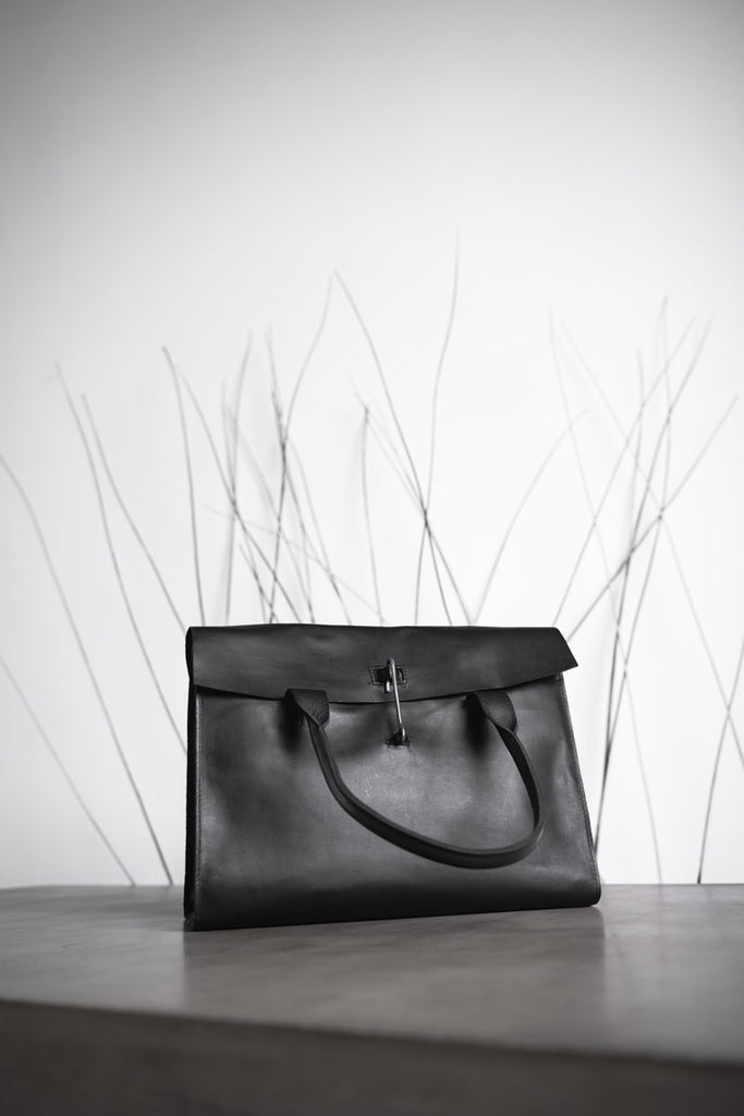 Black women's handbag in the stubborn Vienna online shop