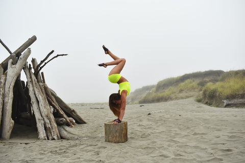 Yogi Holly in Hollow-back Handstand