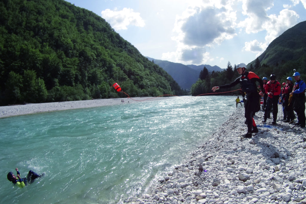 Throw bag training session at the 2018 European Packrafting Meetup.