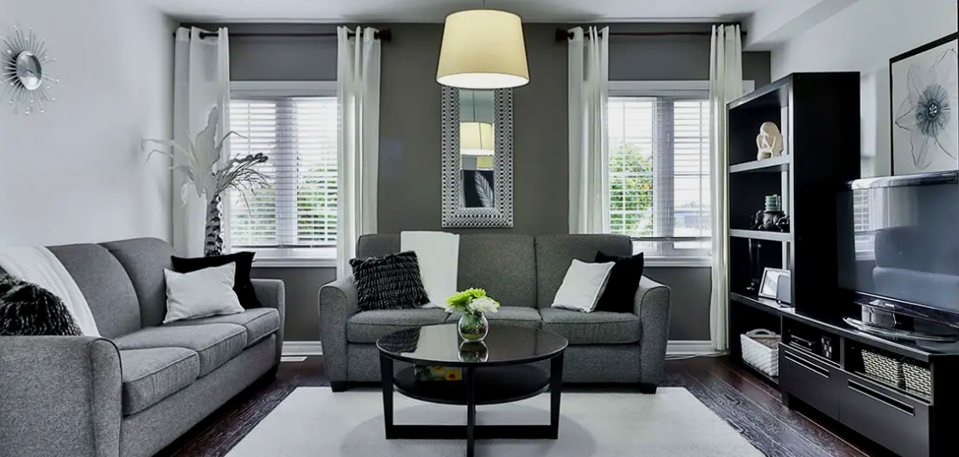 Créez une déco de salon moderne avec le noir, le blanc et le gris