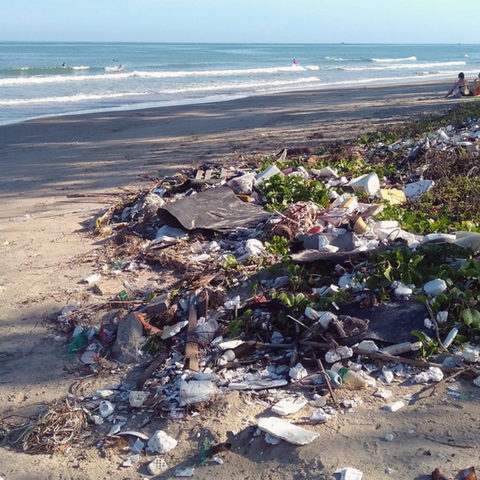 praia cheia de entulhos de lixo