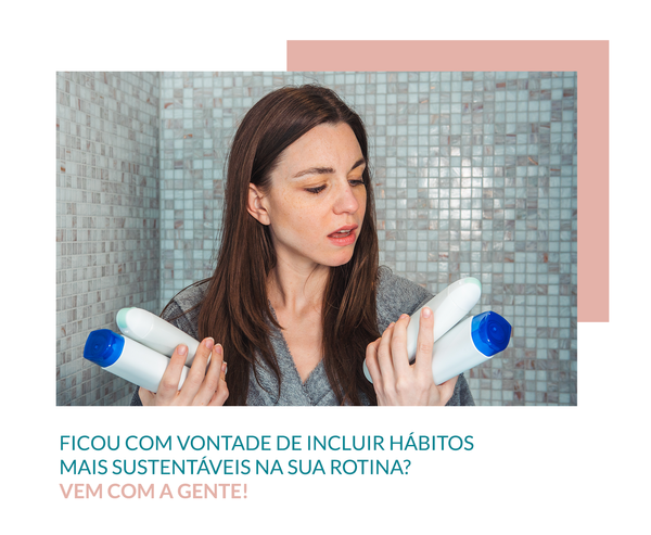 Mulher, no chuveiro, segurando embalangens de plástico de shampoos e condicionadores