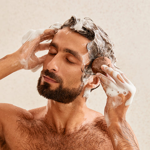 homem lavando cabelos com shampoo em barra