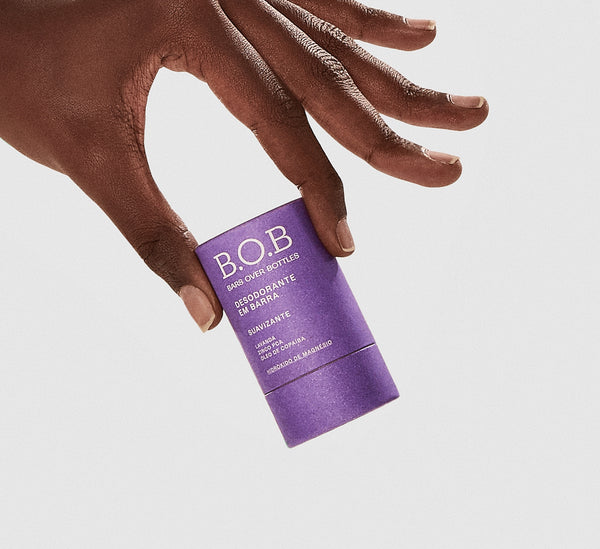 Mão segurando desodorante natural B.O.B