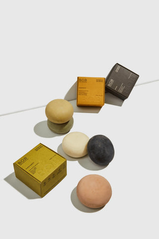 Diversas embalagens e shampoos BOB distribuídos em um fundo branco.