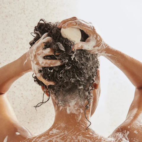 lavar cabelo cacheado