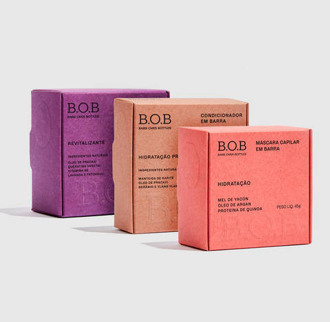 Caixas de três produtos B.O.B enfileiradas