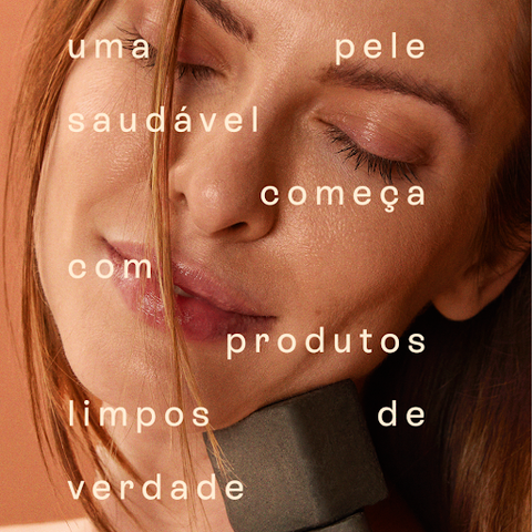 Imagem de mulher com produto B.O.B entre a face e o ombro com as palavras "Uma pele saudável começa com produtos limpos de verdade"