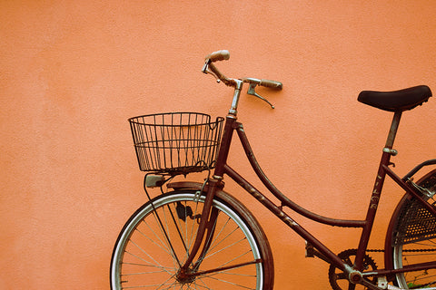 Bicicleta retrô encontada na parede