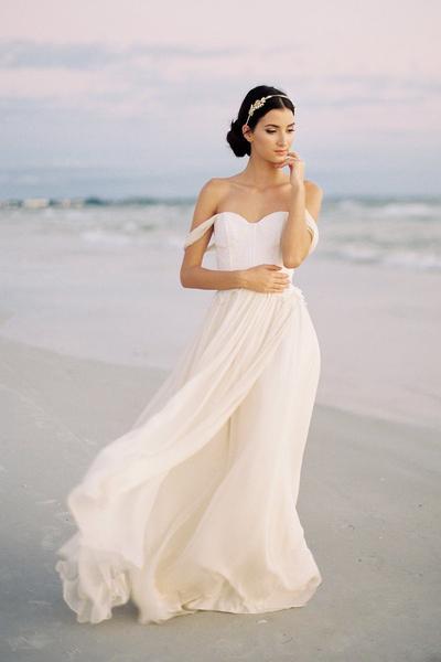 Elegant Chiffon Beach Wedding Dress With Off Shoulder Lace Bodice