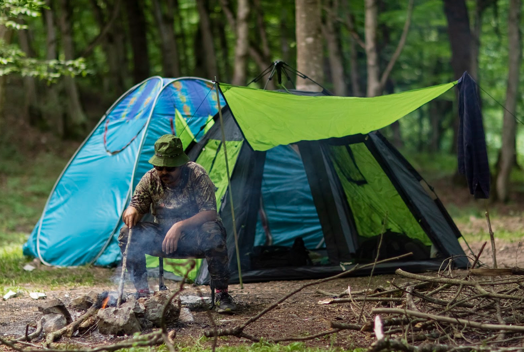 For spring camping, you can choose to use either a 4-season or 3-season tent. For the majority of hikers, a 3-season tent is adequate to satisfy their needs.