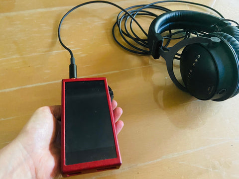 Como cuidar dos cabos dos seus fones de ouvido
