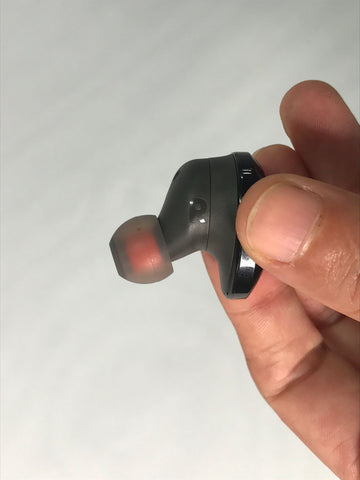 Audio46: JBL Tune 120TWS True Wireless Earphones Review toma de perfil lateral del auricular derecho