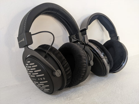 Fones de ouvido de estúdio de fundo aberto Beyerdynamic DT 1990 Pro e Sennheiser HD650 audiófilo