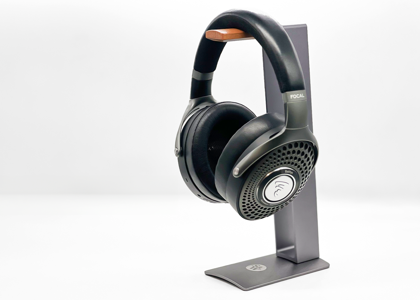 Strauss & Wagner SW-HS01 Premium Wood and Aluminum Headphone Stand with Focal Bathys