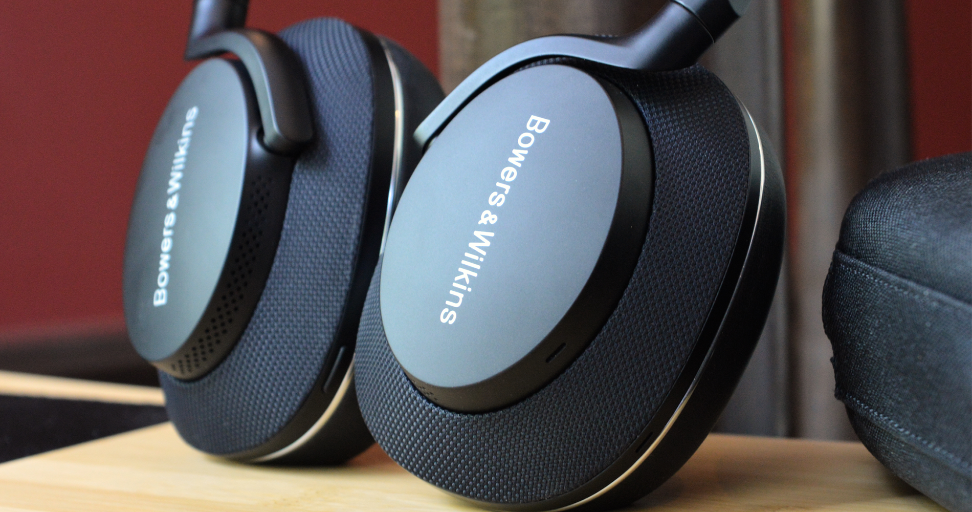 Bowers & Wilkins PX8 Detail Photograph