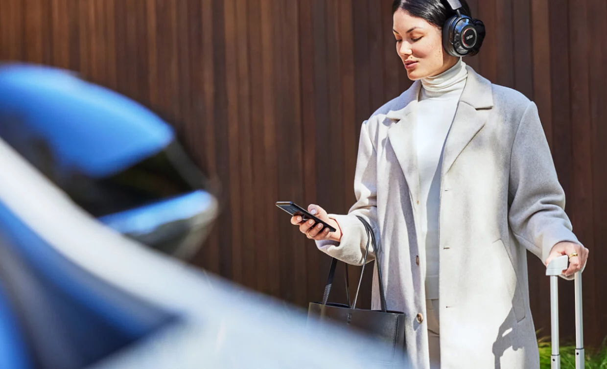 Mark Levinson No. 5909 lifestyle photo with woman