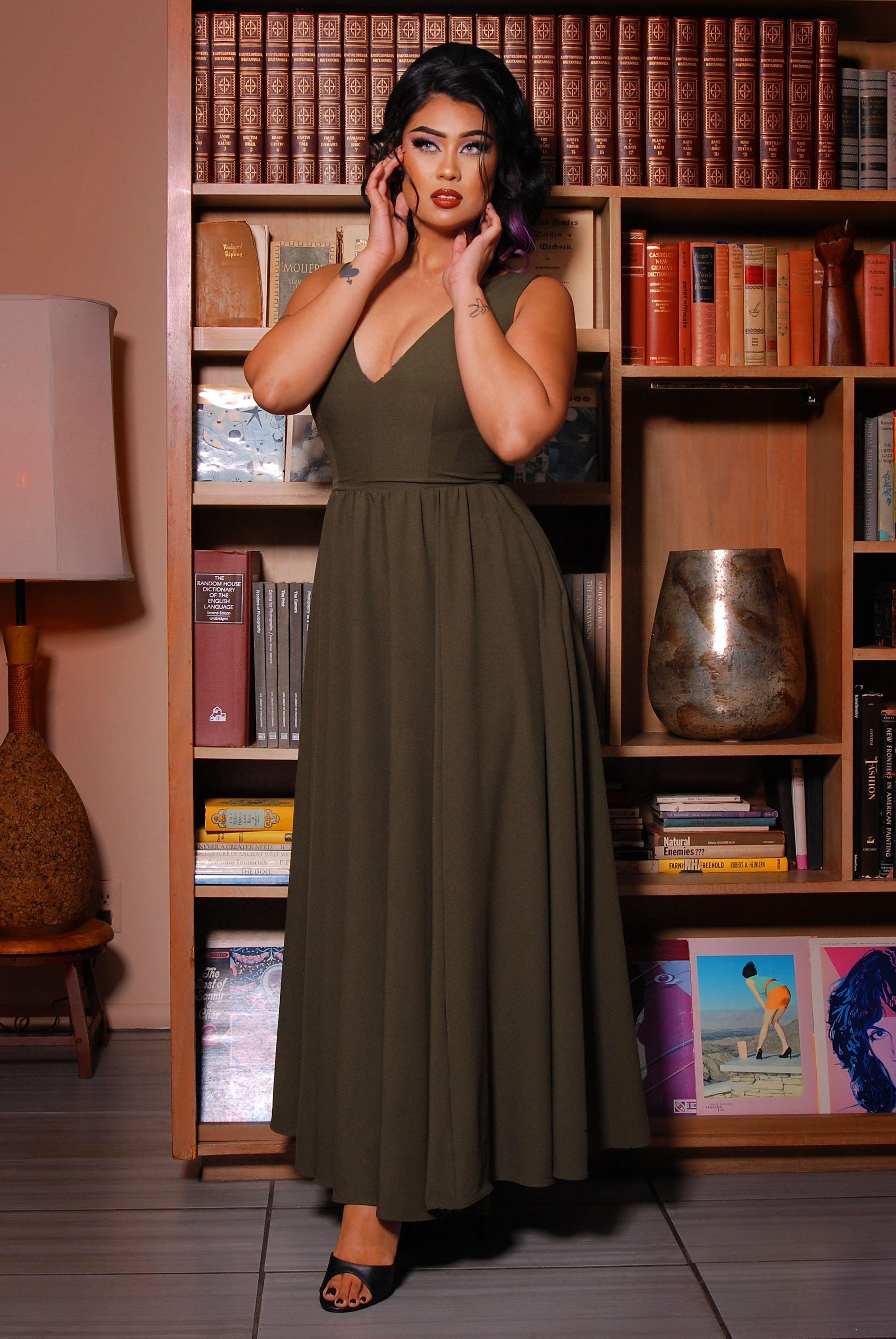 Zeeziekte kathedraal dividend Tara Deep V-Neck 70s Maxi Dress in Solid Olive Crepe | Laura Byrnes –  pinupgirlclothing.com