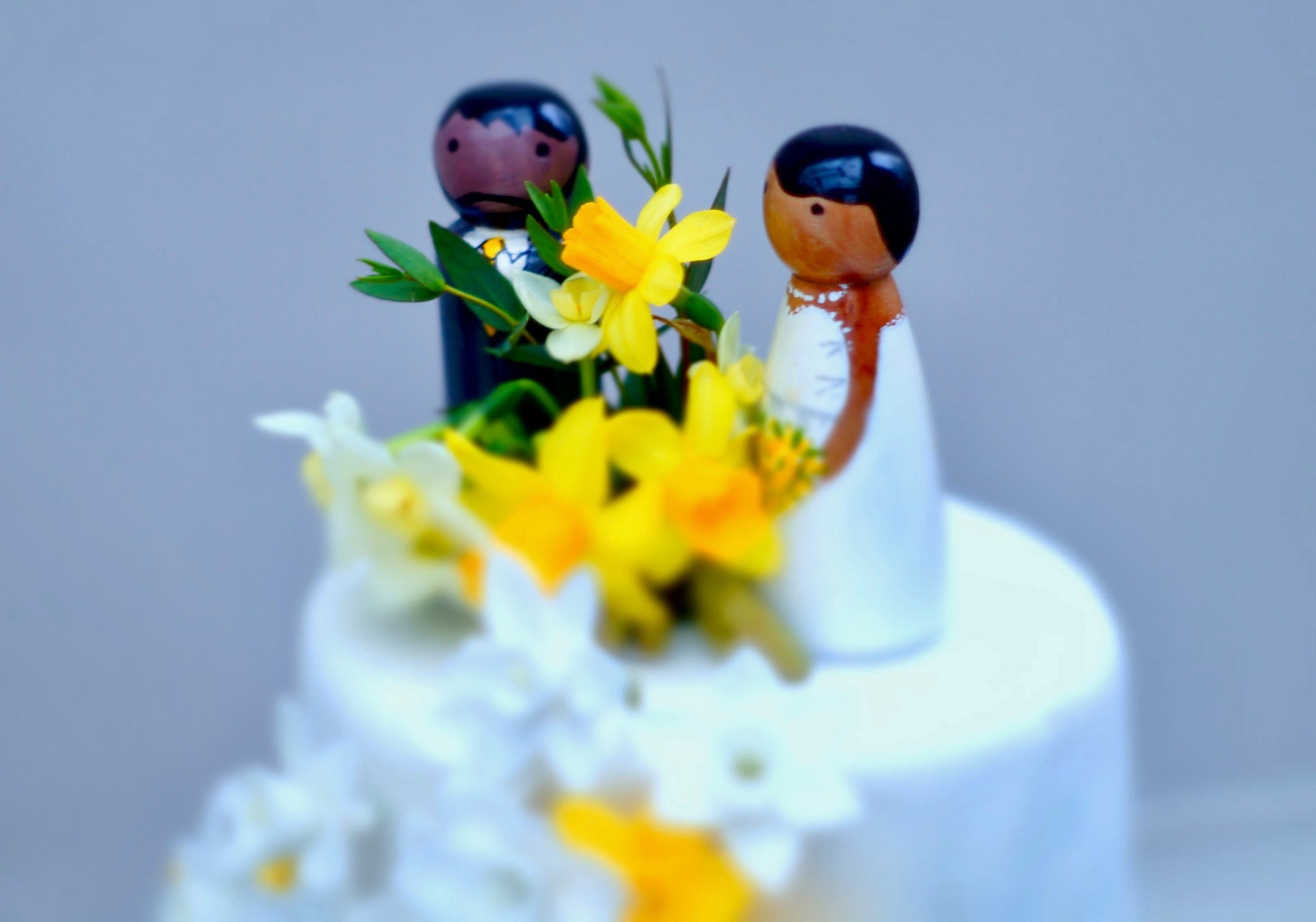 Figures and flowers on top of a wedding cake